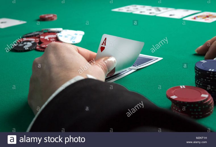 Table De Poker En Cours De Jeu. Quatre As Holding Cartes En dedans Jeu Quatre Images