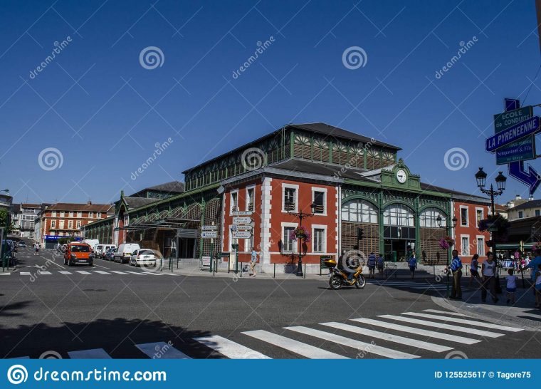 The Market Located In Lourdes In The Hautes-Pyrenees pour Liste De Departement De France