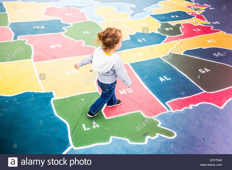 Tout-Petit Marche Sur La Carte De France En Jeu Pour Enfants dedans Carte De France Pour Les Enfants