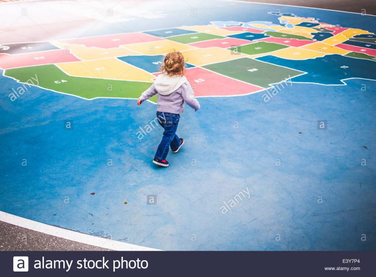 Tout-Petit Marche Sur La Carte De France En Jeu Pour Enfants intérieur Carte De France Pour Enfant