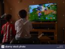 Un Adolescent Garçon Joue Le Jeu D'ordinateur De Frapper pour Jeux De Grand Garçon