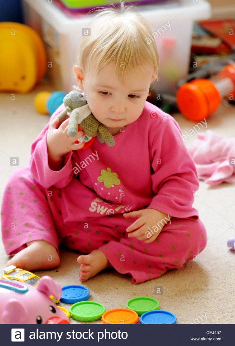 Un Bébé Joue Dans Une Salle De Jeux Avec Une Voiture Et Une intérieur Jeux Voiture Bebe