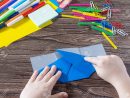 Un Enfant Est Un Pliage De Papier Origami. Fait Main. Le Projet De La  Créativité Des Enfants Est Un Organisateur De Bureau Pour Enfants En  Papier, encequiconcerne Pliage Papier Enfant
