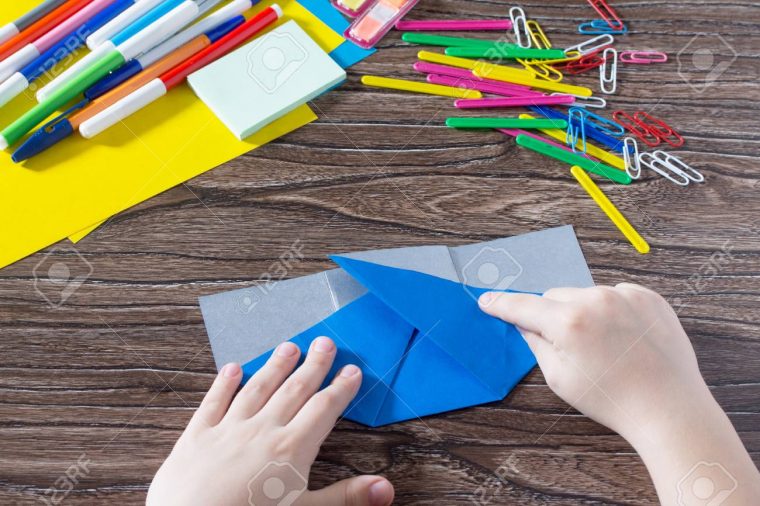 Un Enfant Est Un Pliage De Papier Origami. Fait Main. Le Projet De La  Créativité Des Enfants Est Un Organisateur De Bureau Pour Enfants En  Papier, encequiconcerne Pliage Papier Enfant