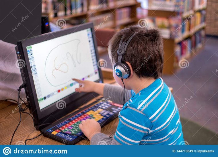 Un Enfant Travaille Un Jeu Interactif Sur Un Ordinateur intérieur Jeu Interactif Enfant