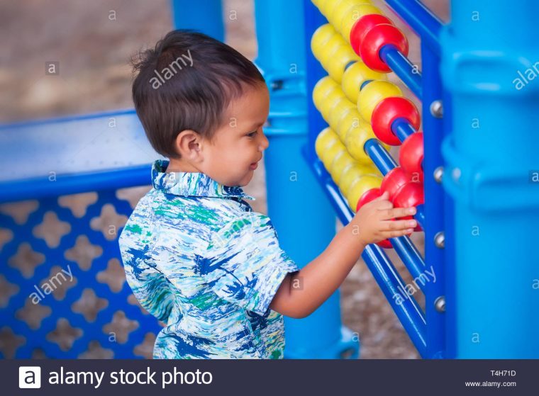 Un Petit Garçon Hispanique Apprendre À Compter Avec Un serapportantà Jeux Des Petit Garçon