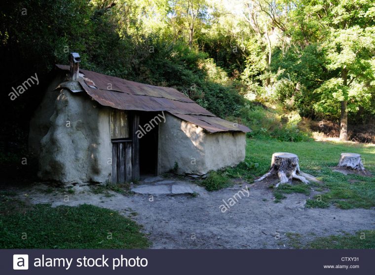 Une Cabane De Mineur D'or Chinoise Dans Le Cadre De L'ancien à Mineur D Or