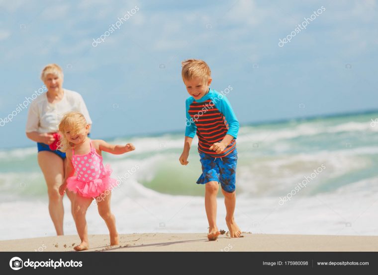 Une Grand-Mère Heureuse Avec Enfants – Petit Garçon Et Fille avec Jeux Des Petit Garçon