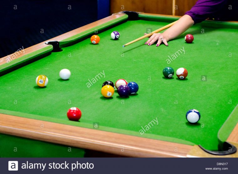 Une Main D'une Femme Sur Une Table De Billard Jeu De Billard pour Jeux De Biyare