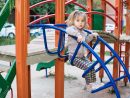 Une Petite Fille Sérieuse Est Assise Sur Les Escaliers Sur L'aire De Jeux  Pour Enfants, Gros Plan pour Jeux Pour Petite Fille