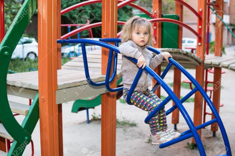 Une Petite Fille Sérieuse Est Assise Sur Les Escaliers Sur L'aire De Jeux  Pour Enfants, Gros Plan pour Jeux Pour Petite Fille