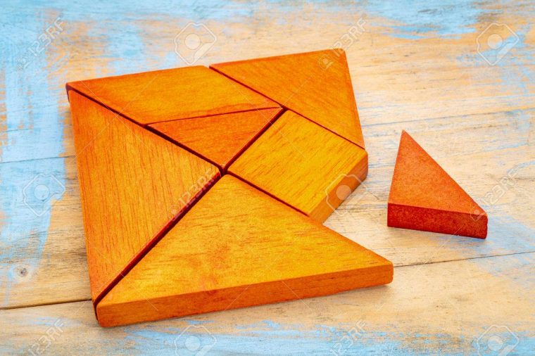 Une Pièce Manquante Dans Un Carré Construit À Partir De Formes De Tangram,  Un Jeu Traditionnel Chinois De Puzzle, Bois Peint Fond destiné Tangram Carré