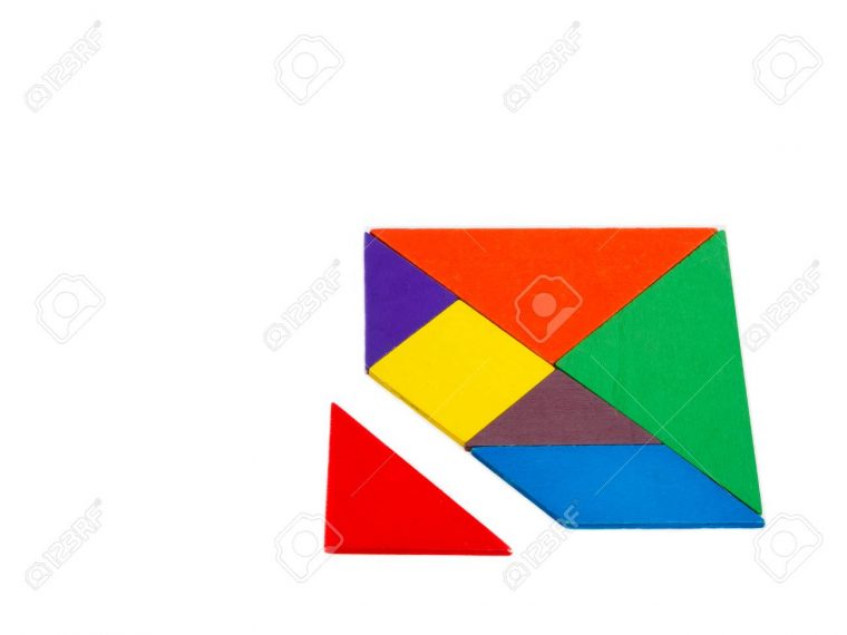 Une Pièce Manquante Dans Un Puzzle De Tangram Carré Puzzle En Bois Coloré  Pour Enfant Sur Fond Blanc dedans Tangram Enfant