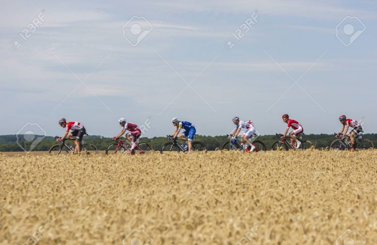 Vendeuvre-Sur-Barse, France – 6 July, 2017: A Group Of Six Cyclists In  Front Of The Peloton Pass Through A Region Of Wheat Fields During The Stage  6 intérieur Region De France 2017