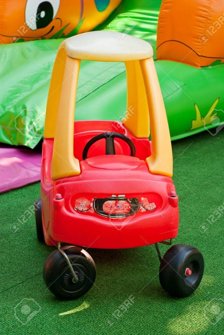 Voiture De Jouets, Des Terrains De Jeux En Plein Air En Plastique Pour Les  Enfants Avec Coloré Et Poussant Le Pied serapportantà Jeux De Voitures Pour Enfants