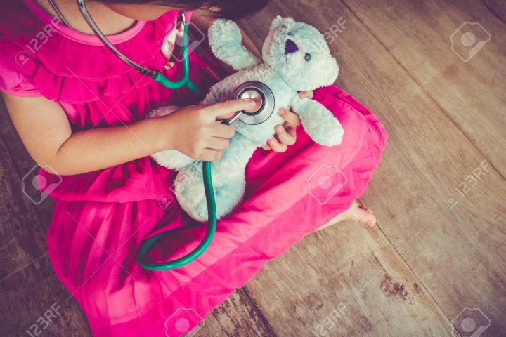 Vue De Dessus Enfant Jouant Médecin Ou Une Infirmière Avec Un Ours En  Peluche Avec La Lumière Du Soleil À La Maison. Bonne Fille Écoute Un  Stéthoscope avec Jeux Ludique Enfant