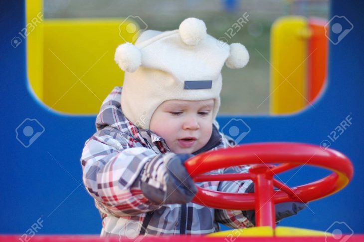 1 An Bébé Voiture Sur Aire De Jeux avec Jeux Bebe Voiture