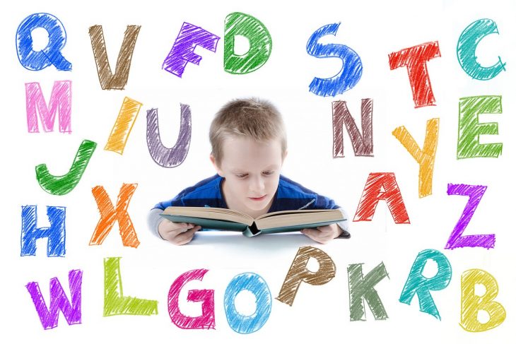 10 Trucs Pour Apprendre Les Lettres De L'alphabet | Maman serapportantà Apprendre Les Lettres En Jouant