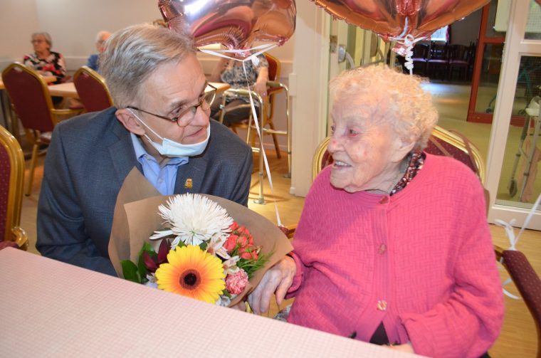 À 108 Ans, Rose Boulanger Tétreault Aime Toujours Les Mots à Grand Ensemble Mots Croisés