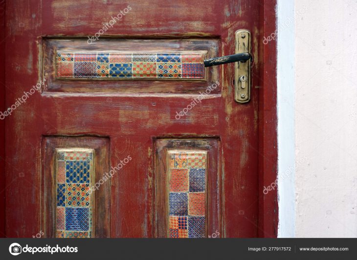 A Fragment Of A Wooden Door With Patterned Decoupage Inserts dedans Découpage Cp