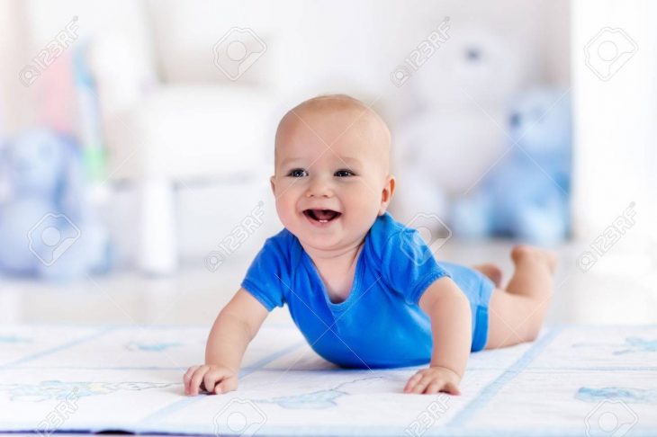 Adorable Petit Garçon Apprend À Ramper Et Jouer Avec Le Jouet Coloré En  Blanc Chambre Ensoleillée. Mignon Enfant Rire Rampant Sur Un Tapis De Jeu. serapportantà Jeux De Vetement Pour Garçon