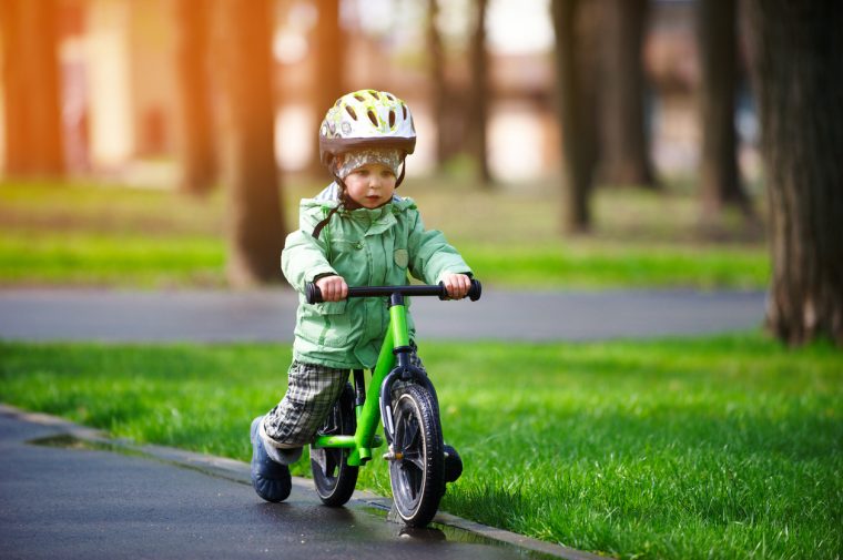 Âge Par Âge, Les Jouets Pour Accompagner Leur Motricité destiné Jeux De Voiture Qui Joue À 2