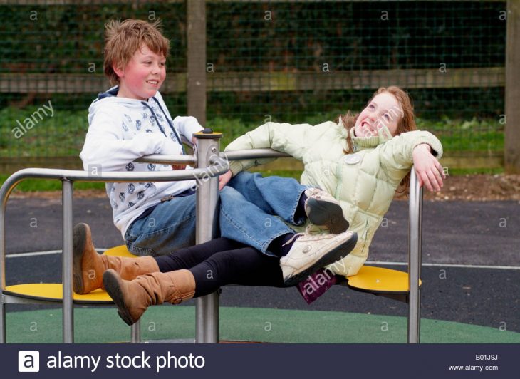 Aire De Jeux Pour Garçon Et Fille S'amusant Sur Un Rond avec Jeux Pour Garçon Et Fille