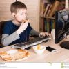 Badinez Manger De La Pizza Et Surfer Sur L'internet Ou Jouer à Jeux A Manger