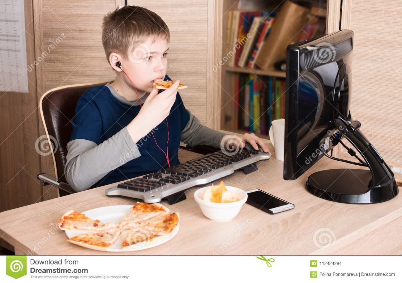 Badinez Manger De La Pizza Et Surfer Sur L&amp;#039;internet Ou Jouer à Jeux A Manger 