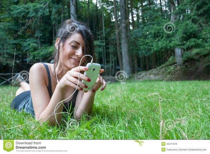 Beau Jeu De Fille Au Téléphone Intelligent Sur Le Parc Photo dedans Jeux De Fille De Telephone