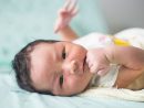 Bébé A 1 Mois : Développement, Éveil, Santé Et Alimentation pour Jeux D Eveil Bébé 2 Mois