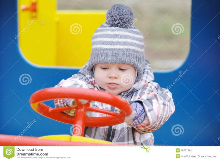 Bébé Conduisant La Voiture Sur Le Terrain De Jeu Photo Stock tout Jeux Bebe Voiture