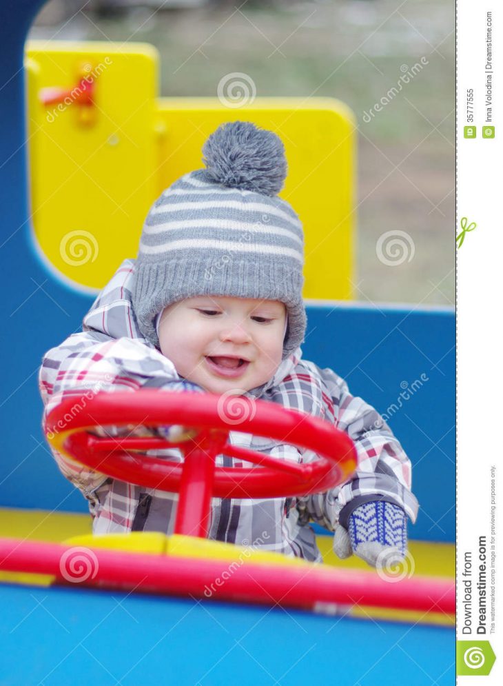 Bébé De Sourire Conduisant La Voiture Sur Le Terrain De Jeu concernant Jeux Bebe Voiture