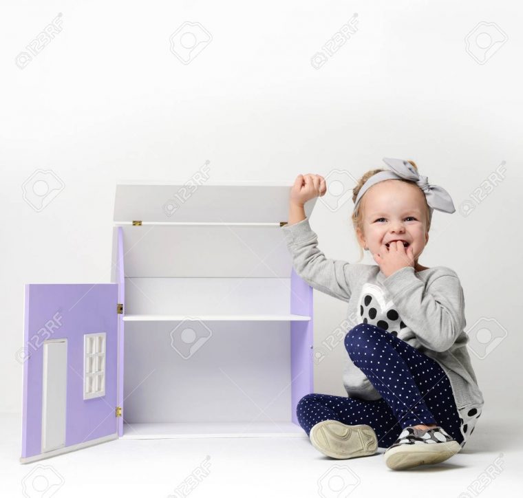 Bébé Fille Enfant Jouant Avec Grande Maison Mauve Dans La Salle De Jeux À  La Maison Ou Maternelle Sur Fond Gris concernant Jeux Bebe Fille