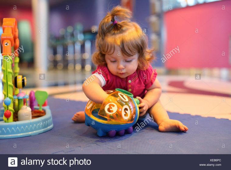 Bébé Fille Jouant Avec Des Jouets Dans Une Salle De Jeux D serapportantà Jeux Bebe Fille