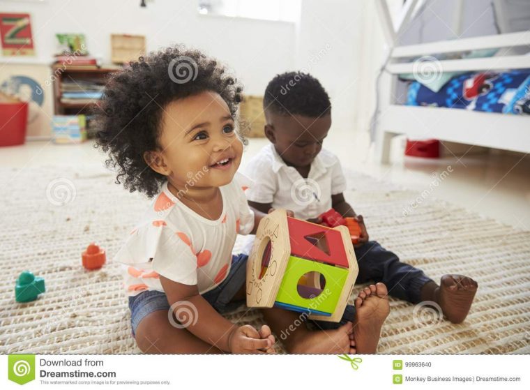 Bébé Garçon Et Fille Jouant Avec Des Jouets Dans La Salle De à Jeux Bebe Fille