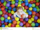 Bébé Garçon Jouant Dans La Piscine De Boules De Terrain De serapportantà Jeux De Bébé Garçon