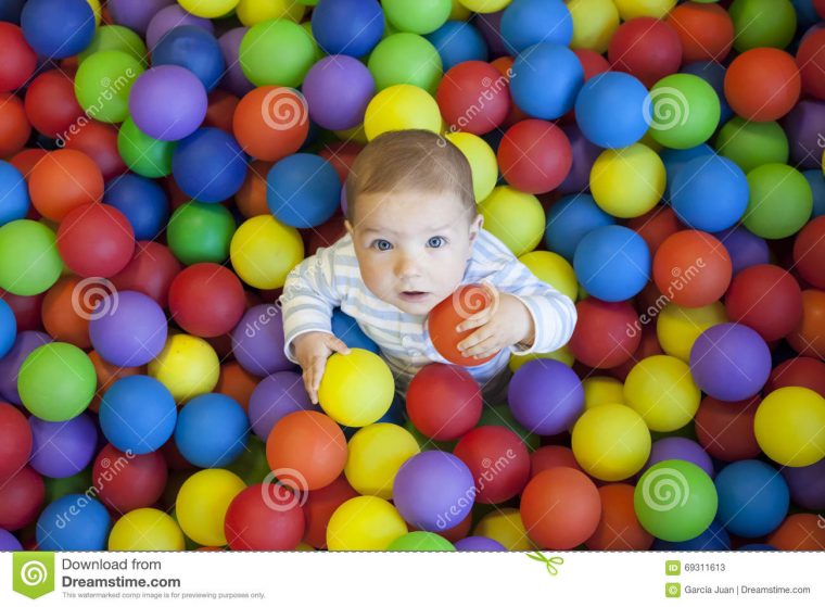 Bébé Garçon Jouant Dans La Piscine De Boules De Terrain De serapportantà Jeux De Bébé Garçon