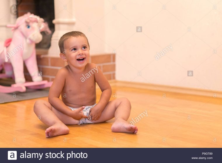 Bébé Garçon Rire Dans La Salle De Jeux. Mignon Bébé Garçon destiné Jeux De Bébé Garçon