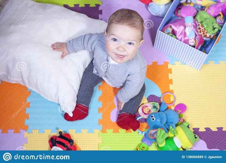 Bébé Garçon S'asseyant Au-Dessus Du Tapis De Jeu De Puzzle encequiconcerne Jeux De Bébé Garçon