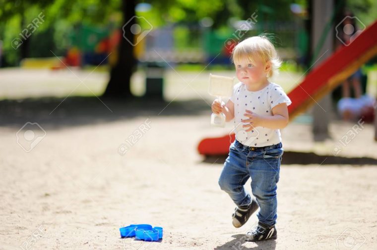 Belle Bébé Garçon Avec Scoop Sur Aire De Jeux tout Jeux De Bébé Garçon