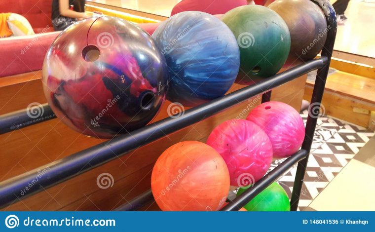 Boule De Bowling Au Centre De Jeux Photo Stock – Image Du intérieur Jeux Du Bowling