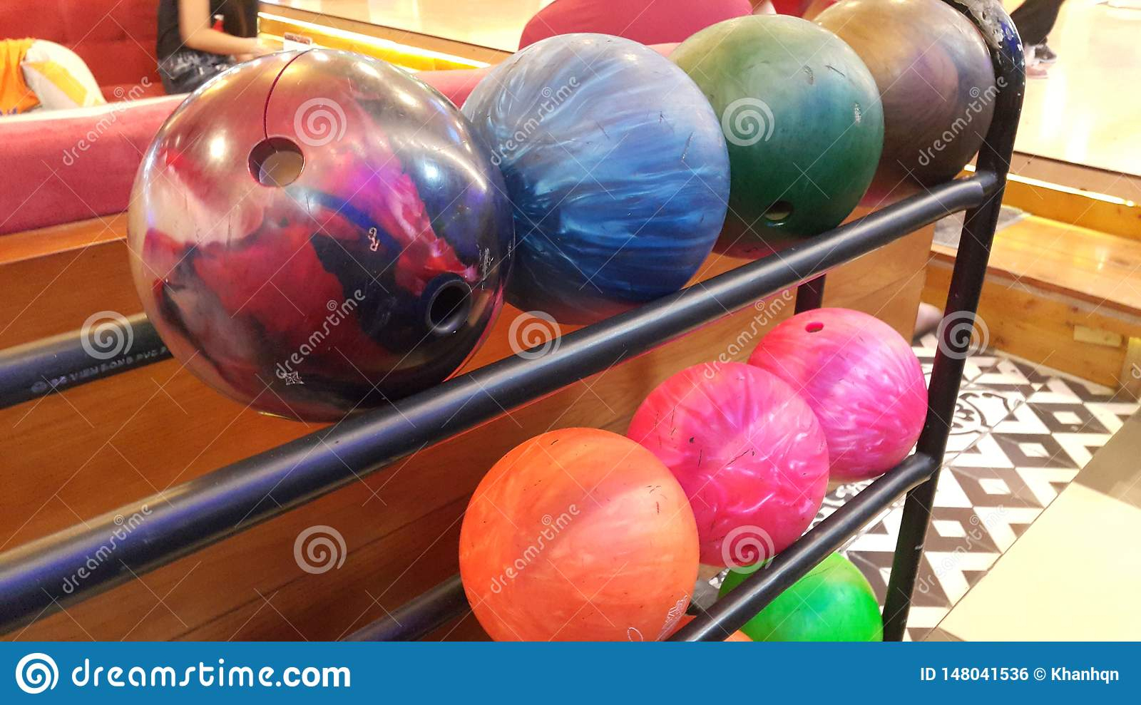 Boule De Bowling Au Centre De Jeux Photo Stock - Image Du intérieur Jeux Du Bowling