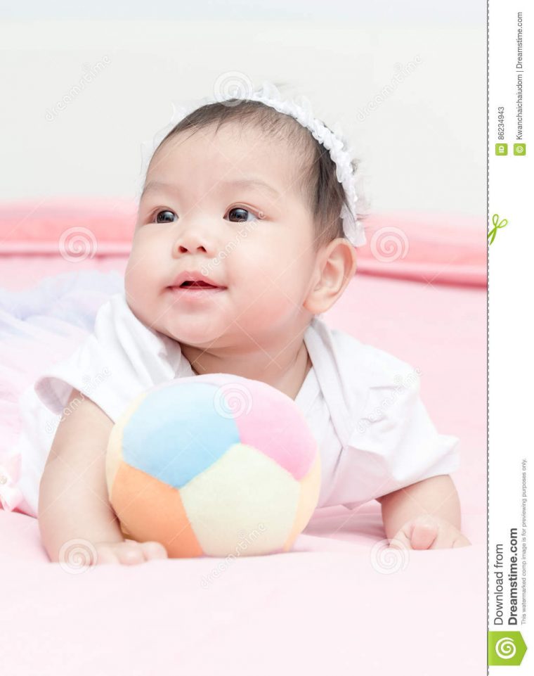 Boule Mignonne De Jeu De Bébé De Fille Sur La Couverture tout Jeux Bebe Fille