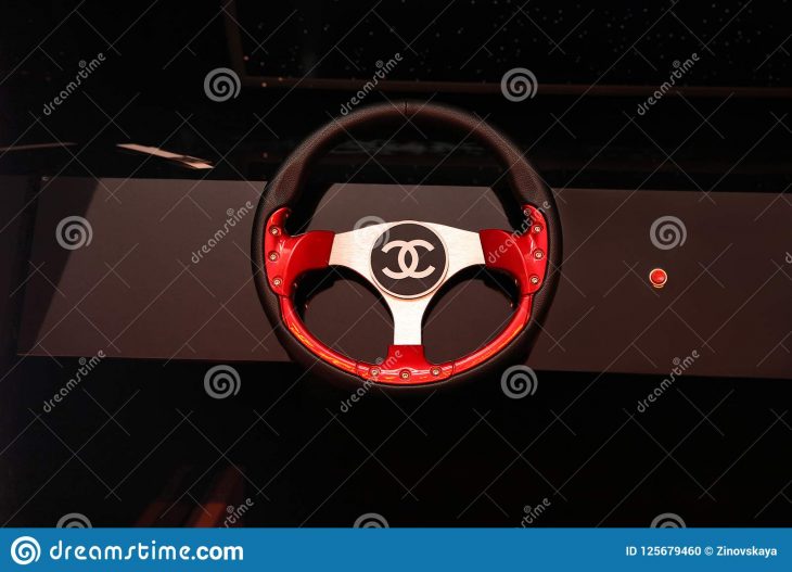 Chanel Se Connectent Le Volant De La Voiture Au Centre De pour Jeux De Voiture Au Volant