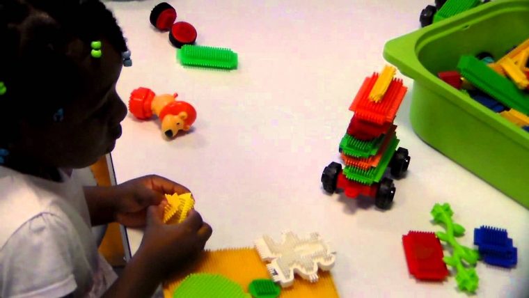 Chloé Ndongo Fait Une Activité Ludique À La Maternelle – serapportantà Activité Ludique Maternelle