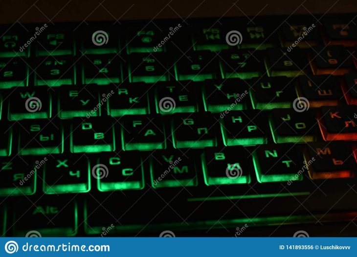 Clavier Russe Avec Le Contre-Jour Multicolore Illustration encequiconcerne Clavier Russe En Ligne