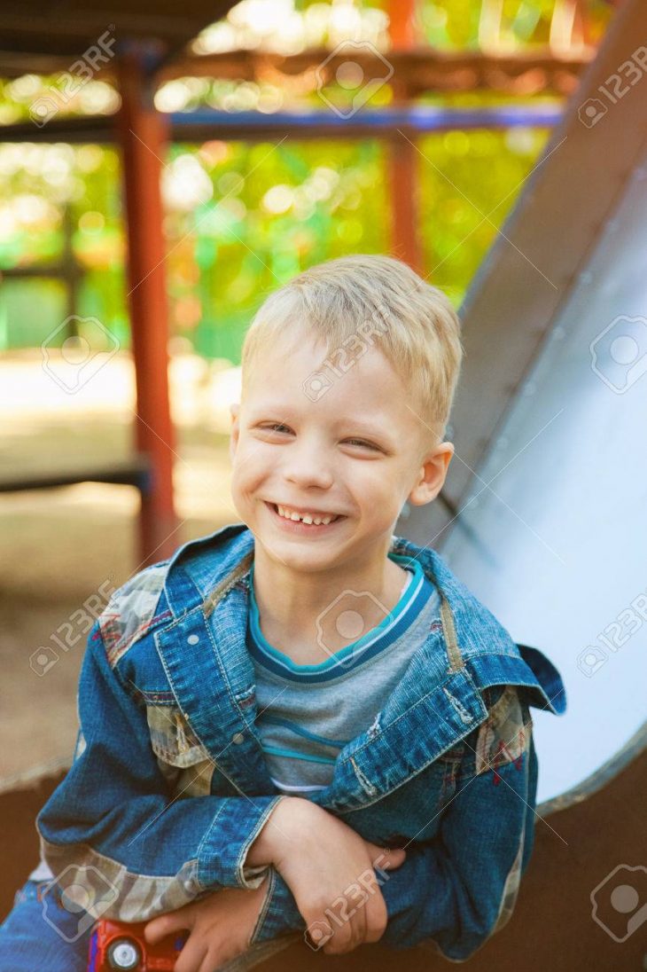 Close Up Portrait Drôle Visage Souriant De L'enfant. 7 Ans Kid Jouer À Des  Jeux Pour Enfants. Garçon Blond Caucasien Vêtu De Vêtements De Denim intérieur Jeux De Vetement Pour Garçon