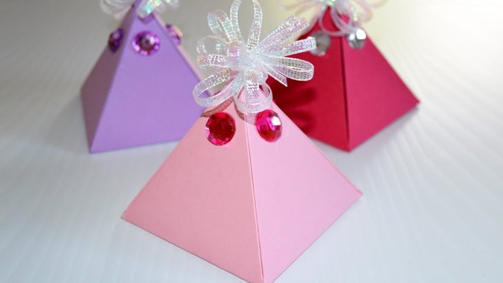 Comment Fabriquer Une Boite Cadeau Facile – Diy Boite En Papier Pyramide pour Gabarit Boite En Papier