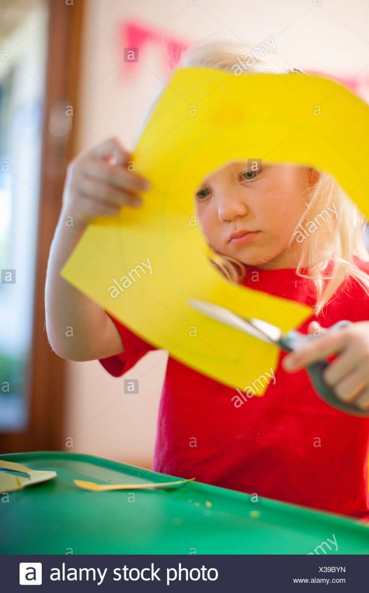 Découper Des Formes En Carton De Fille À L'école Maternelle serapportantà Formes À Découper Maternelle